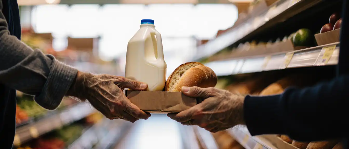 Продукты с «социальным» лицом: в России могут внедрить систему раздачи еды нуждающимся