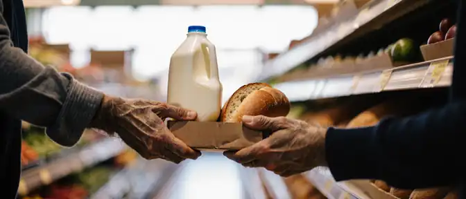 Продукты с «социальным» лицом: в России могут внедрить систему раздачи еды нуждающимся