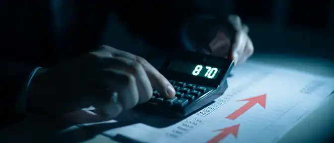 Валютный шторм: почему рубль теряет позиции и чего ждать от курса доллара и юаня в ближайшем будущем